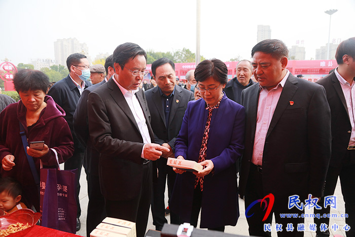 商丘市結對幫扶民權消費扶貧展銷會暨現(xiàn)場簽約儀式活動在我縣舉行 商丘市結對幫扶民權消費扶貧展銷會暨現(xiàn)場簽約儀式活動在我縣舉行