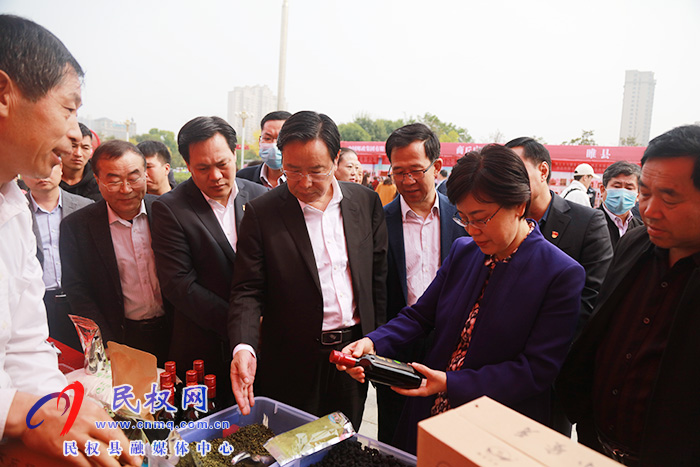 商丘市結對幫扶民權消費扶貧展銷會暨現(xiàn)場簽約儀式活動在我縣舉行 商丘市結對幫扶民權消費扶貧展銷會暨現(xiàn)場簽約儀式活動在我縣舉行