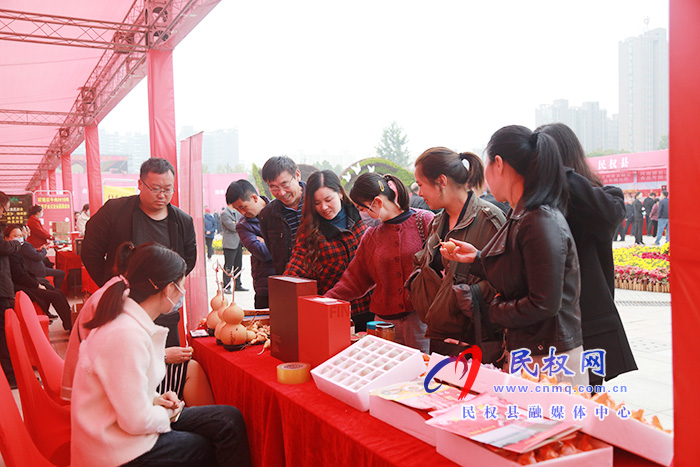 商丘市結對幫扶民權消費扶貧展銷會暨現(xiàn)場簽約儀式活動在我縣舉行 商丘市結對幫扶民權消費扶貧展銷會暨現(xiàn)場簽約儀式活動在我縣舉行