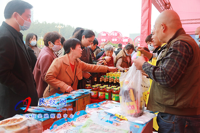 商丘市結對幫扶民權消費扶貧展銷會暨現(xiàn)場簽約儀式活動在我縣舉行 商丘市結對幫扶民權消費扶貧展銷會暨現(xiàn)場簽約儀式活動在我縣舉行