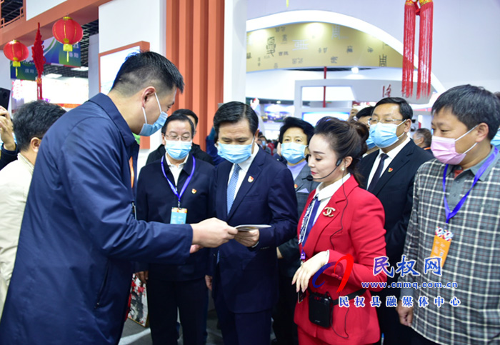 省委常委、宣傳部長江凌一行來到中原文博會(huì)商丘展區(qū)參觀