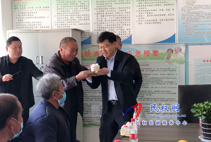 縣委副書記、縣長張團結(jié)重陽節(jié)慰問敬老院老人及百歲老人