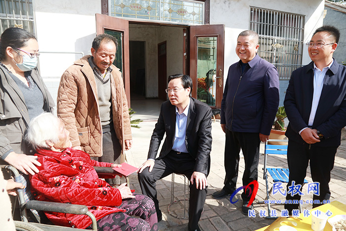 市人大常委會副主任、縣委書記姬脈常重陽節(jié)前夕慰問敬老院老人及百歲老人