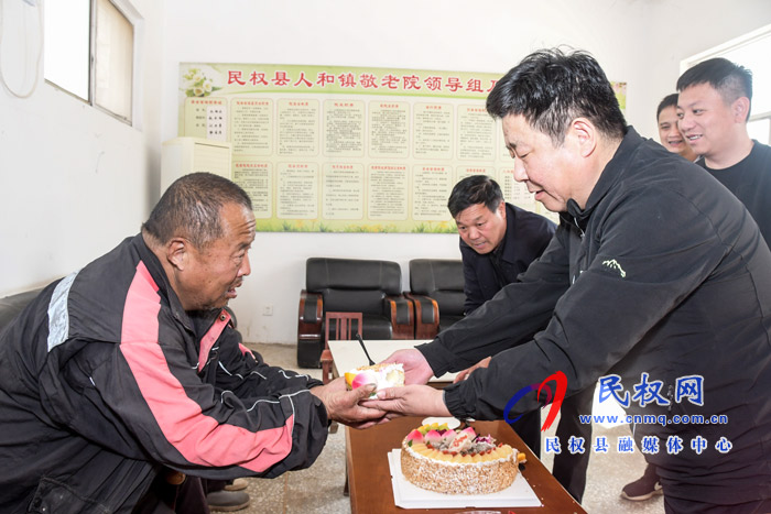 人和鎮(zhèn)黨政領(lǐng)導(dǎo)九九重陽(yáng)節(jié)慰問(wèn)敬老院老人 人和鎮(zhèn)黨政領(lǐng)導(dǎo)九九重陽(yáng)節(jié)慰問(wèn)敬老院老人