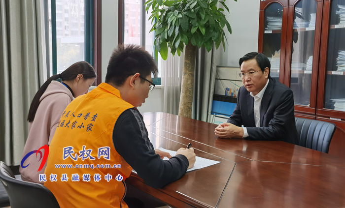 市人大常委會(huì)副主任、縣委書(shū)記姬脈常，縣委副書(shū)記、縣長(zhǎng)張團(tuán)結(jié)接受第七次全國(guó)人口普查登記