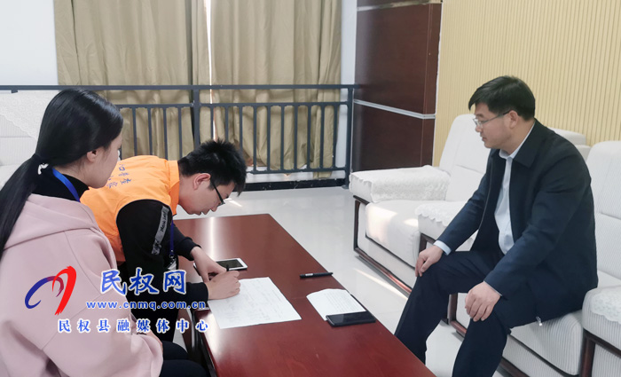 市人大常委會(huì)副主任、縣委書(shū)記姬脈常，縣委副書(shū)記、縣長(zhǎng)張團(tuán)結(jié)接受第七次全國(guó)人口普查登記