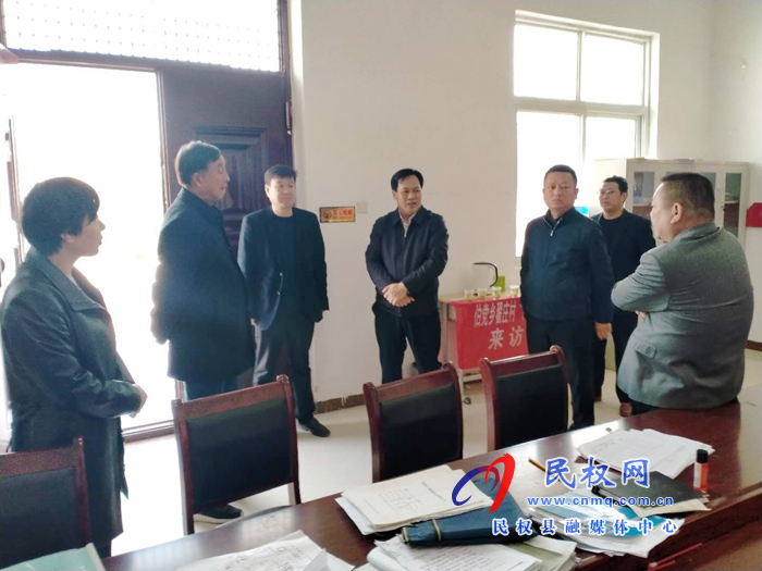 縣委常委、政法委書記、副縣長孟祥亮督導(dǎo)伯黨鄉(xiāng)扶貧工作