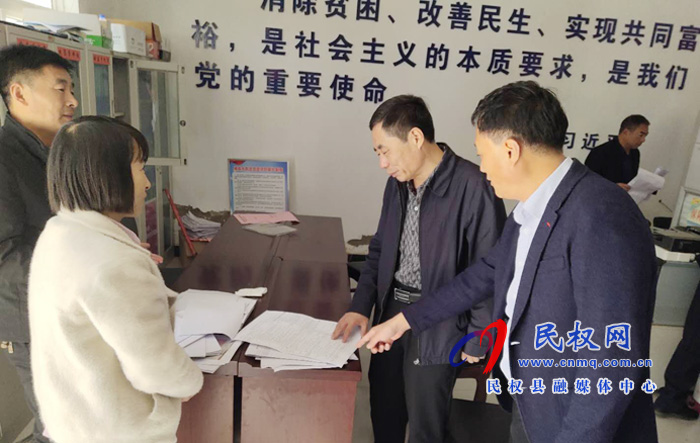 縣委常委、組織部長(zhǎng)何玉明到褚廟鄉(xiāng)督導(dǎo)脫貧攻堅(jiān)工作