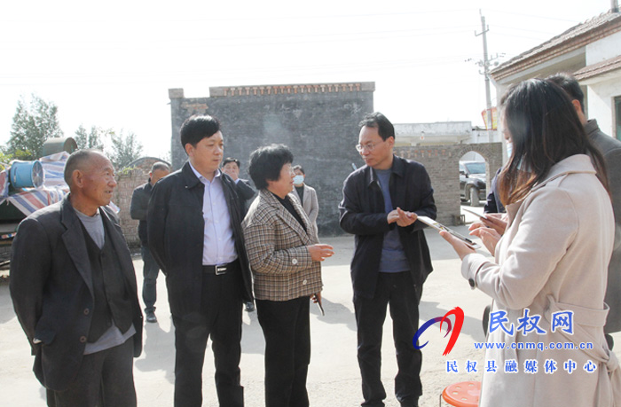 縣委常委、常務(wù)副縣長李啟峰到林七鄉(xiāng)查看第七次全國人口普查工作
