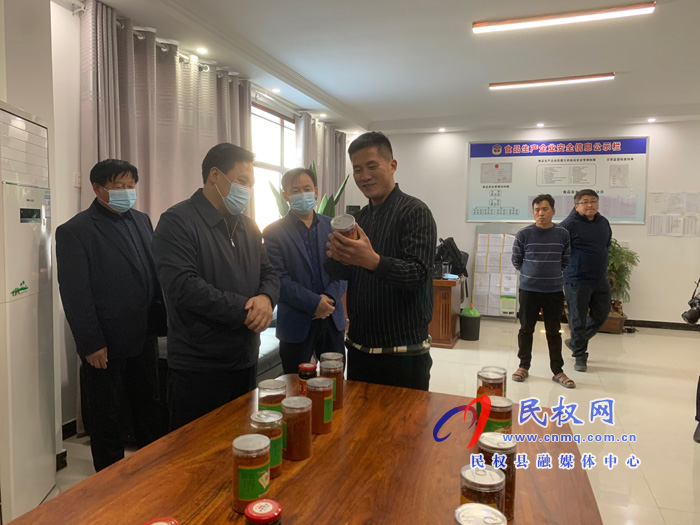 新華社河南分社社長(zhǎng)王丁一行蒞臨我縣開(kāi)展采風(fēng)活動(dòng) 新華社河南分社社長(zhǎng)王丁一行蒞臨我縣開(kāi)展采風(fēng)活動(dòng)