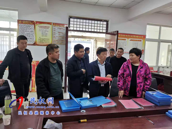 縣政府黨組成員、信訪局長陳鴻志到王莊寨鎮(zhèn)督導(dǎo)脫貧攻堅迎檢