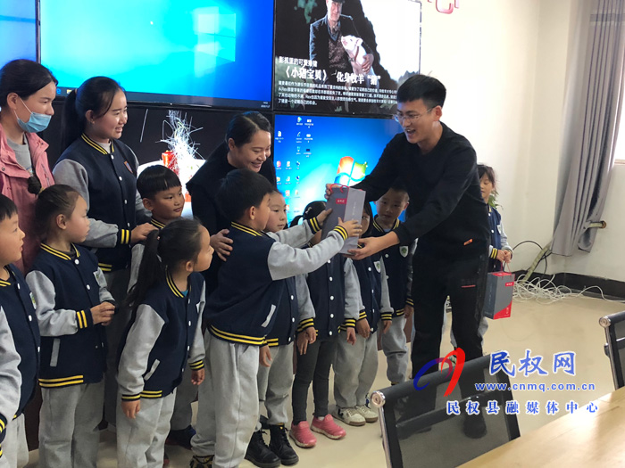 縣衛(wèi)計委、愛心企業(yè)慰問新聞戰(zhàn)線工作者