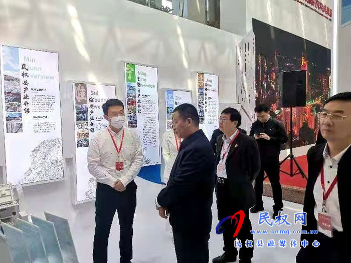省委組織部副部長蘇長青到民權(quán)利盈環(huán)保成果展位參觀指導(dǎo) 省委組織部副部長蘇長青到民權(quán)利盈環(huán)保成果展位參觀指導(dǎo)