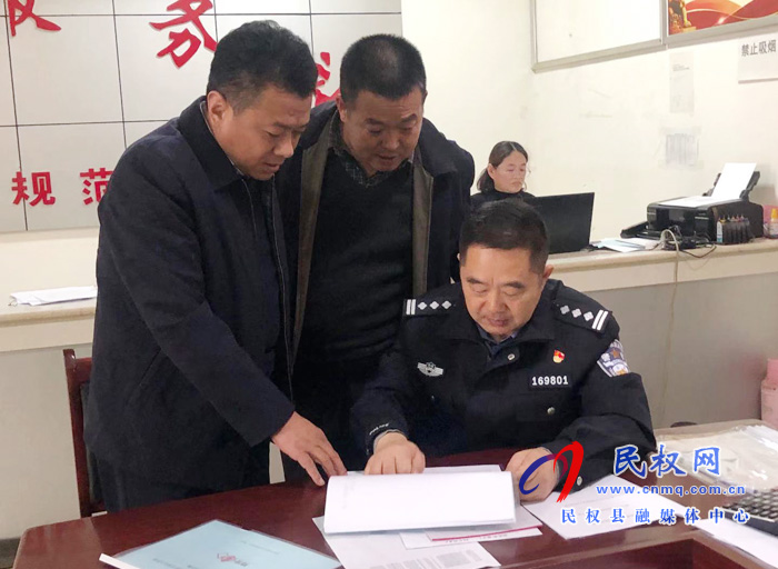 縣政府黨組成員、公安局長譚振起到花園鄉(xiāng)督導(dǎo)脫貧攻堅(jiān)工作