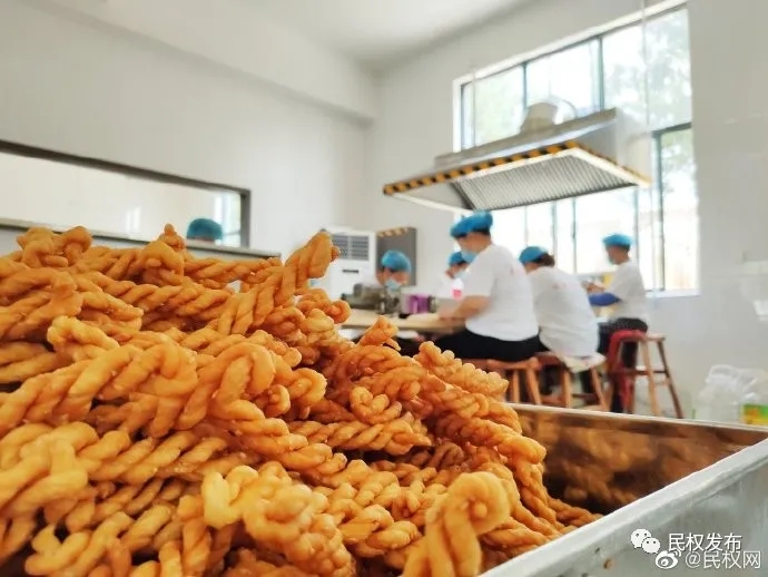 民權(quán)縣王橋鎮(zhèn):麻花產(chǎn)業(yè)撬開鄉(xiāng)村振興發(fā)展路 民權(quán)縣王橋鎮(zhèn):麻花產(chǎn)業(yè)撬開鄉(xiāng)村振興發(fā)展路