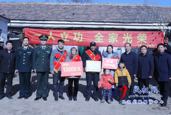 縣領(lǐng)導(dǎo)走訪慰問立功受獎軍人家屬 縣領(lǐng)導(dǎo)走訪慰問立功受獎軍人家屬