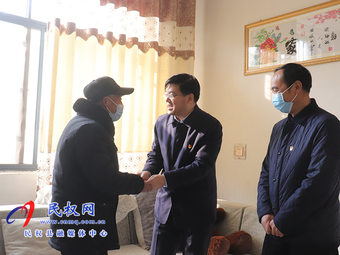 縣委副書記、縣長張團(tuán)結(jié)走訪慰問老黨員和困難黨員