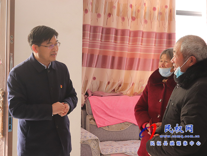 縣委副書記、縣長張團(tuán)結(jié)走訪慰問老黨員和困難黨員