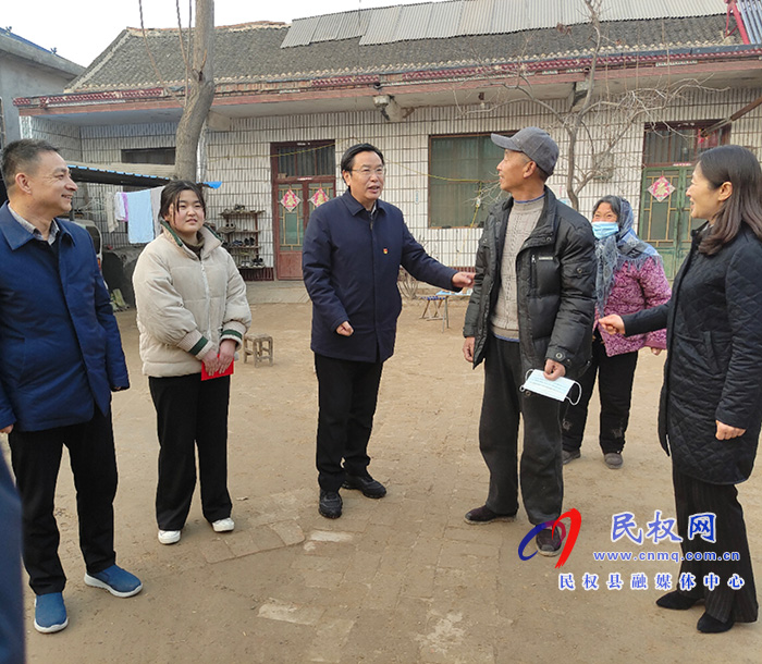 市人大常委會(huì)副主任、縣委書(shū)記姬脈?？赐繂?wèn)“春蕾女童”趙雯