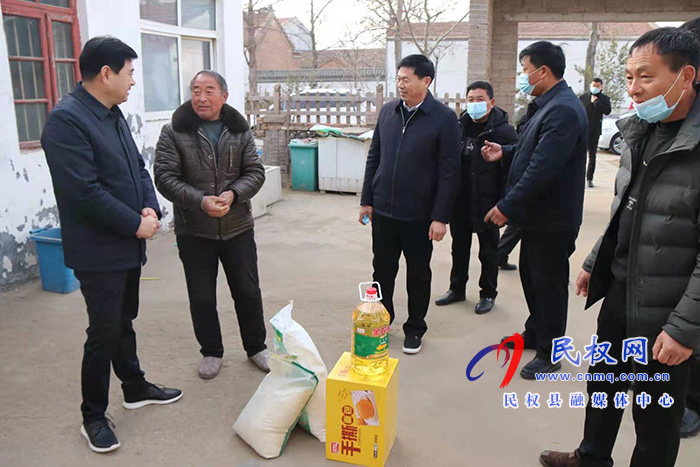 縣政府黨組成員、縣政府辦公室主任薛坤一行到聯(lián)系村走訪慰問(wèn)貧困戶