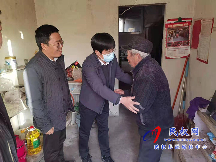 民權(quán)高新區(qū)常務(wù)副主任張愛軍走訪慰問老黨員、貧困戶