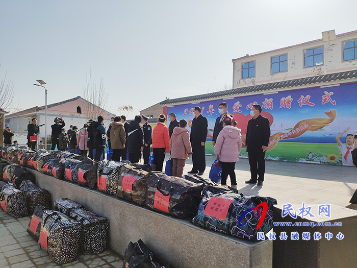 公安局聯(lián)合愛心企業(yè)開展獻愛心活動 公安局聯(lián)合愛心企業(yè)開展獻愛心活動