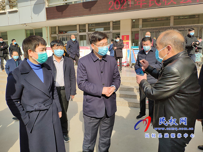 縣委副書記、縣長(zhǎng)張團(tuán)結(jié)檢查征兵體檢工作