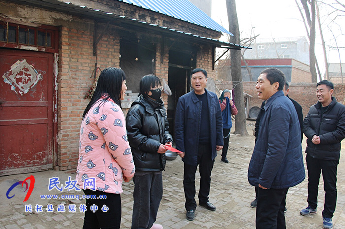 縣委常委、組織部長何玉明到褚廟鄉(xiāng)慰問老黨員