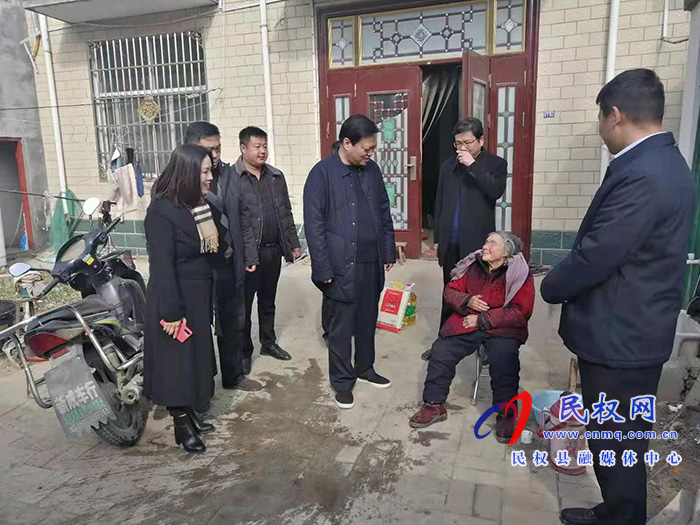 商丘市應(yīng)急管理局黨組書記、局長李中須到雙塔鎮(zhèn)春節(jié)前慰問貧困戶