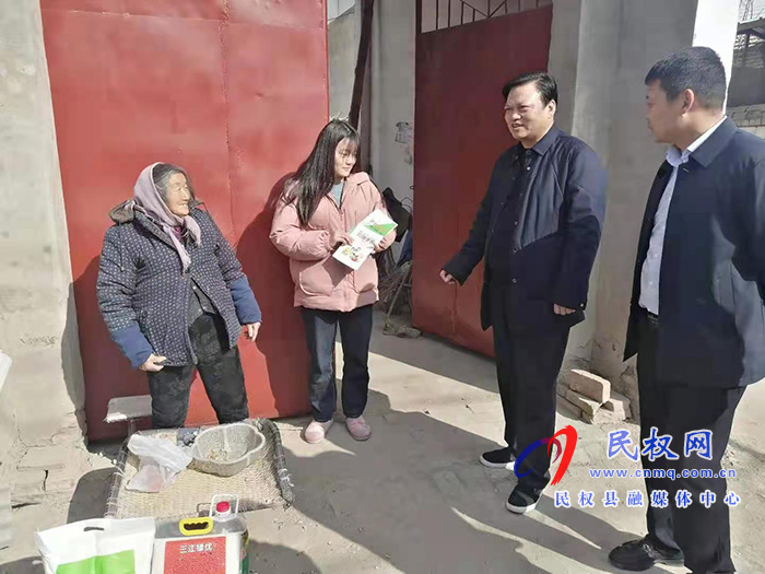 商丘市應(yīng)急管理局黨組書記、局長李中須到雙塔鎮(zhèn)春節(jié)前慰問貧困戶
