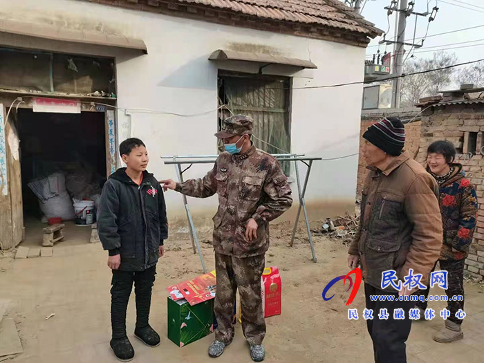 商丘市軍分區(qū)動(dòng)員處長馬濤到雙塔鎮(zhèn)開展慰問軍屬活動(dòng) 商丘市軍分區(qū)動(dòng)員處長馬濤到雙塔鎮(zhèn)開展慰問軍屬活動(dòng)