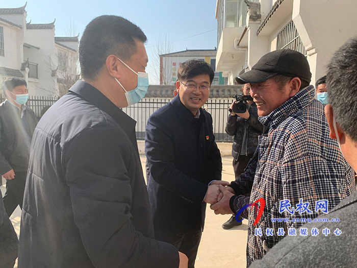 縣委副書記、縣長張團(tuán)結(jié)節(jié)前慰問貧困群眾