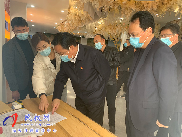市人大常委會副主任、縣委書記姬脈常查看節(jié)前安全生產(chǎn)和市場供應(yīng)情況