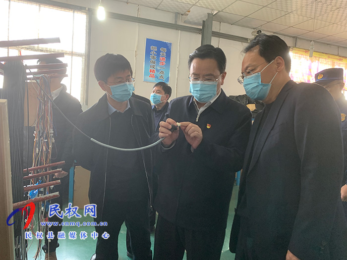 市人大常委會副主任、縣委書記姬脈常查看節(jié)前安全生產(chǎn)和市場供應(yīng)情況