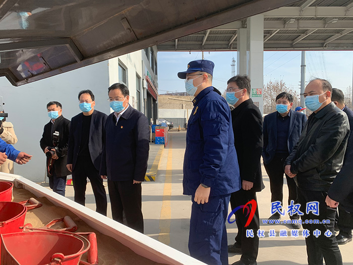 市人大常委會副主任、縣委書記姬脈常查看節(jié)前安全生產(chǎn)和市場供應(yīng)情況