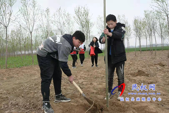 植樹(shù)護(hù)綠正當(dāng)時(shí) ——“美麗民權(quán)·青春護(hù)綠我先行”青少年植樹(shù)活動(dòng)