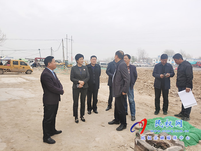 縣人大常委會(huì)主任周燕主持召開迎賓大道南段整治施工現(xiàn)場(chǎng)協(xié)調(diào)會(huì)