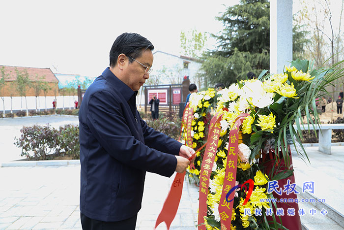 我縣開(kāi)展黨史學(xué)習(xí)教育暨清明節(jié)祭掃烈士墓活動(dòng) 我縣開(kāi)展黨史學(xué)習(xí)教育暨清明節(jié)祭掃烈士墓活動(dòng)