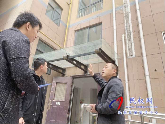 民權(quán)縣12345：群眾反映單元門頭玻璃有裂紋，12345現(xiàn)場督辦