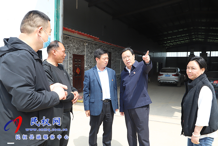 市人大常委會副主任、縣委書記姬脈常到白云寺鎮(zhèn)柏木崗村開展“三·五” 基層工作日活動