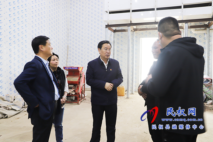 市人大常委會副主任、縣委書記姬脈常到白云寺鎮(zhèn)柏木崗村開展“三·五” 基層工作日活動