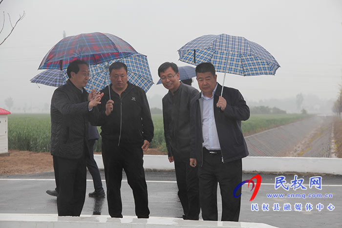 省農(nóng)業(yè)農(nóng)村廳黨組成員、副廳長(zhǎng)謝長(zhǎng)偉到我縣調(diào)研高標(biāo)準(zhǔn)農(nóng)田建設(shè)情況