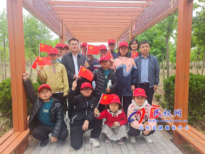 “河南好人”唐志發(fā)關(guān)愛新時(shí)代好少年捐贈(zèng)儀式在雙塔鎮(zhèn)黨史教育基地秣坡村舉行 “河南好人”唐志發(fā)關(guān)愛新時(shí)代好少年捐贈(zèng)儀式在雙塔鎮(zhèn)黨史教育基地秣坡村舉行