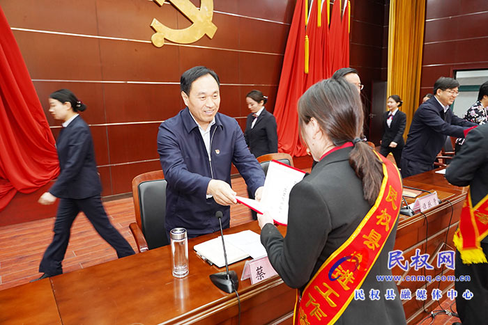 民權縣慶?！拔逡弧眹H勞動節(jié)暨表彰勞動模范和先進工作者大會召開