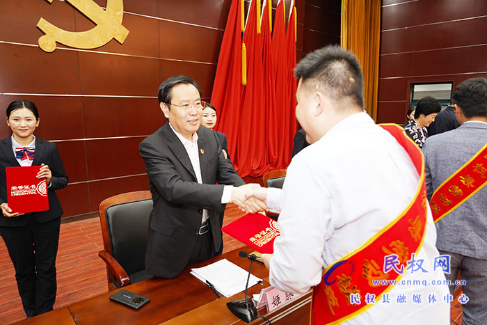民權縣慶?！拔逡弧眹H勞動節(jié)暨表彰勞動模范和先進工作者大會召開