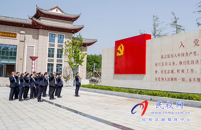 民權(quán)縣實驗小學(xué)開展“學(xué)黨史，感黨恩，跟黨走，尋找紅色足跡”紅色主題教育活動