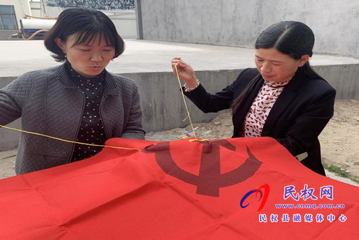 縣婦聯(lián)組織基層?jì)D女群眾開(kāi)展 “學(xué)黨史、繡黨旗 感黨恩”活動(dòng)