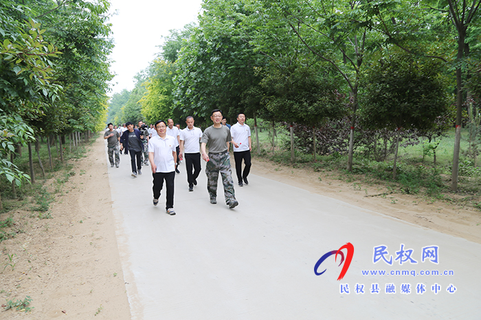 縣人武部、退役軍人事務(wù)管理局聯(lián)合開展“百年黨史路，啟航新征程”健步走暨“我為群眾辦實(shí)事”志愿者服務(wù)活動(dòng)