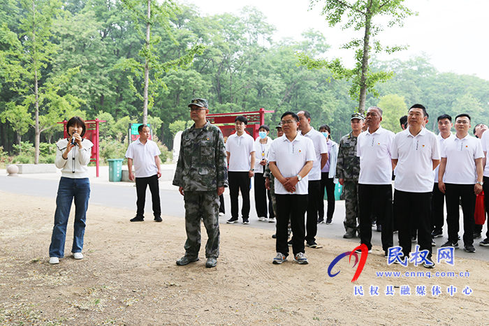 縣人武部、退役軍人事務(wù)管理局聯(lián)合開展“百年黨史路，啟航新征程”健步走暨“我為群眾辦實(shí)事”志愿者服務(wù)活動(dòng)