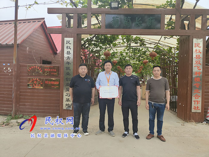 縣人社局為“全國優(yōu)秀農(nóng)民工”李國禮發(fā)放榮譽證書和獎?wù)? title=